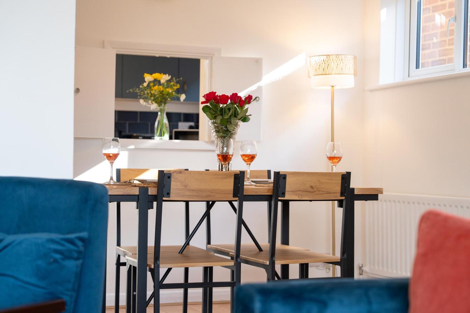 Stylish 4 Bedroom Spacious Retreat With Parking - Sleeps 10 - Families & Contractors Кэнтербари Экстерьер фото