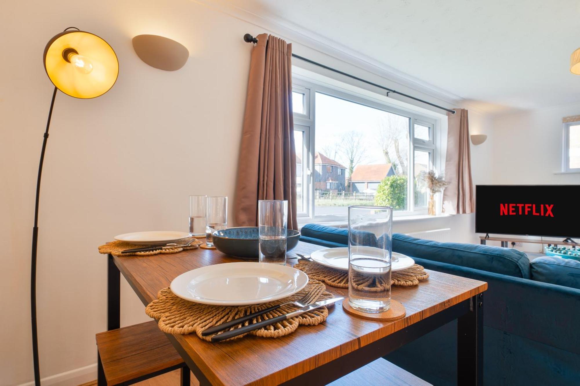 Stylish 4 Bedroom Spacious Retreat With Parking - Sleeps 10 - Families & Contractors Кэнтербари Экстерьер фото
