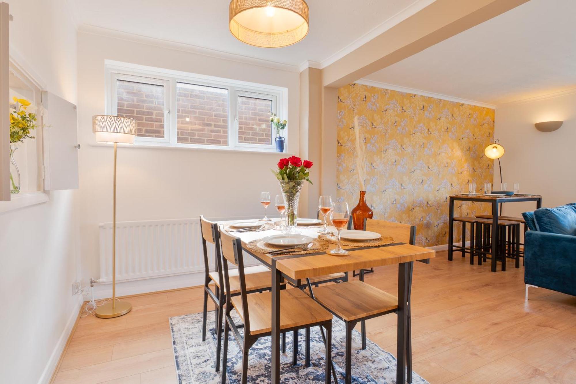 Stylish 4 Bedroom Spacious Retreat With Parking - Sleeps 10 - Families & Contractors Кэнтербари Экстерьер фото