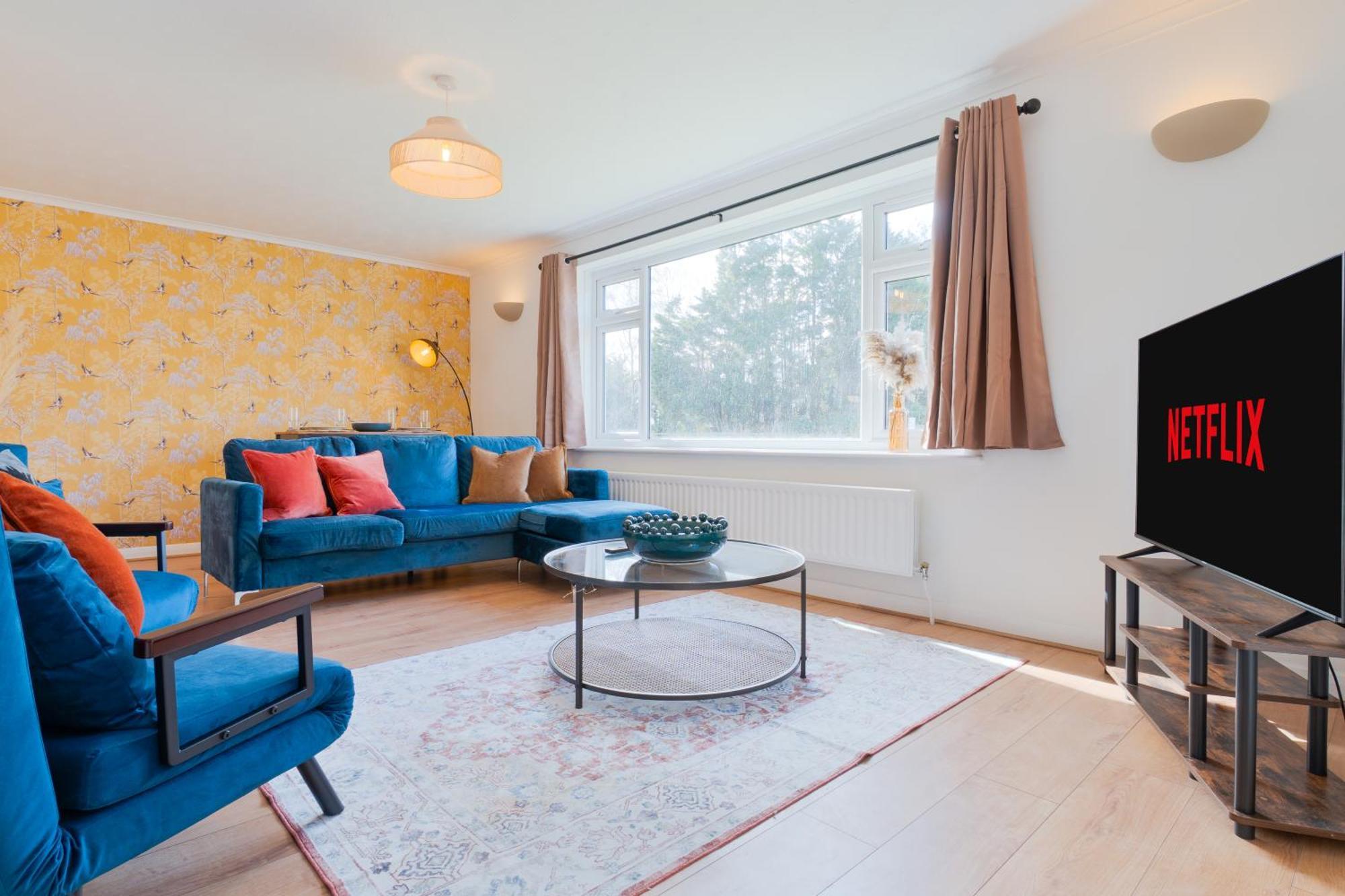 Stylish 4 Bedroom Spacious Retreat With Parking - Sleeps 10 - Families & Contractors Кэнтербари Экстерьер фото