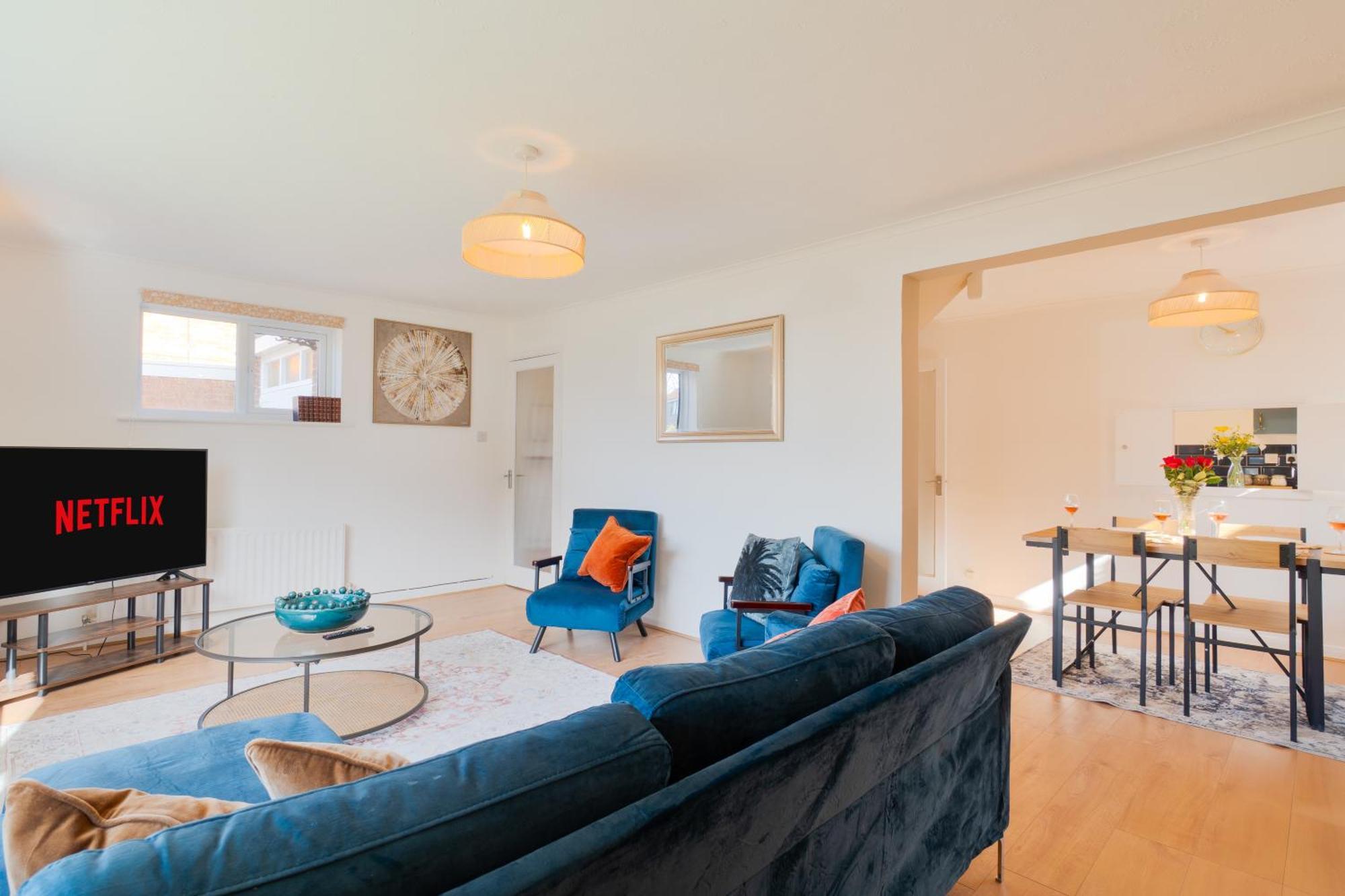 Stylish 4 Bedroom Spacious Retreat With Parking - Sleeps 10 - Families & Contractors Кэнтербари Экстерьер фото