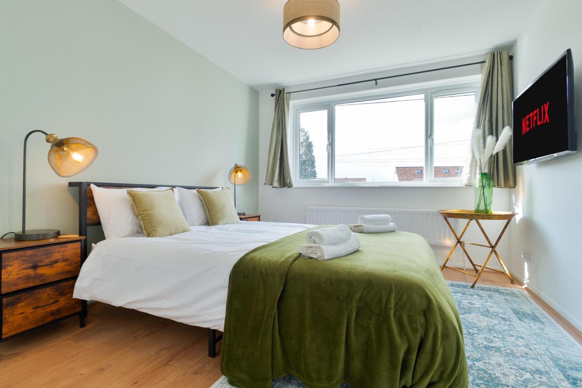 Stylish 4 Bedroom Spacious Retreat With Parking - Sleeps 10 - Families & Contractors Кэнтербари Экстерьер фото