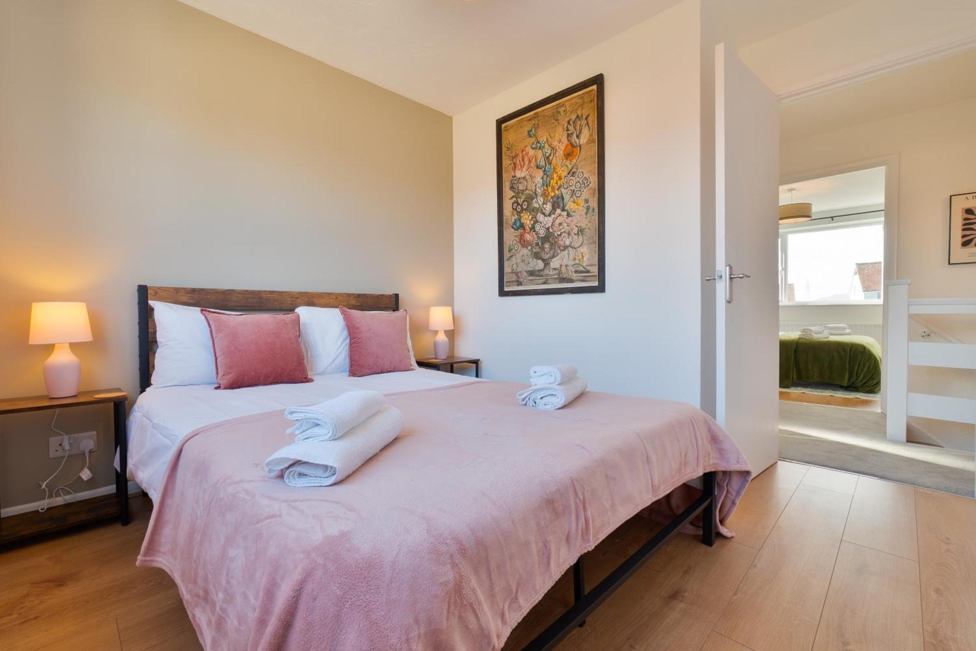 Stylish 4 Bedroom Spacious Retreat With Parking - Sleeps 10 - Families & Contractors Кэнтербари Экстерьер фото