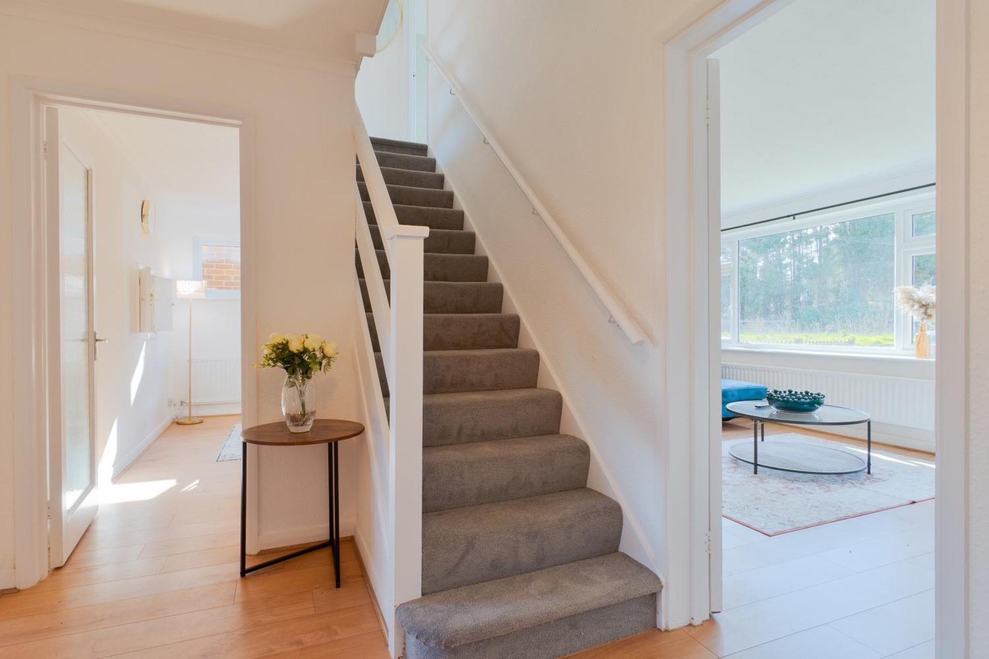 Stylish 4 Bedroom Spacious Retreat With Parking - Sleeps 10 - Families & Contractors Кэнтербари Экстерьер фото
